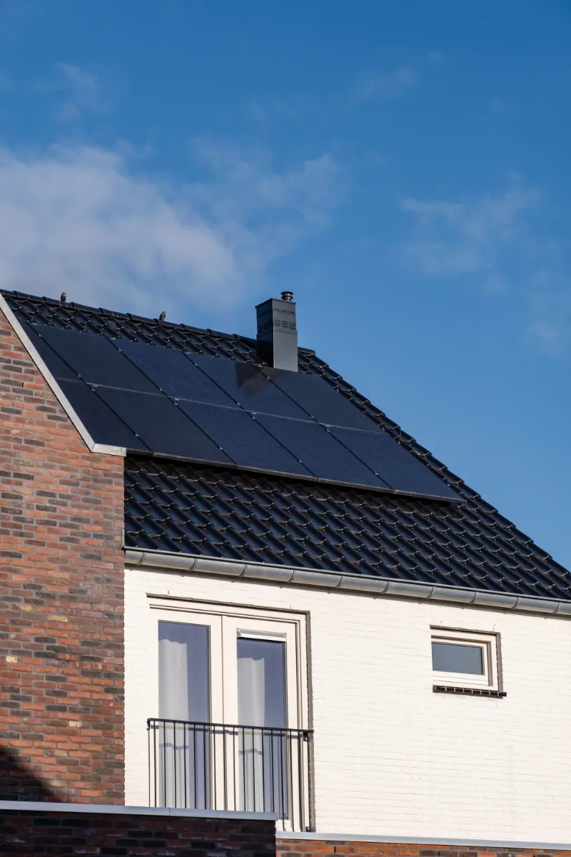 panneaux solaires sur le toit d'une maison